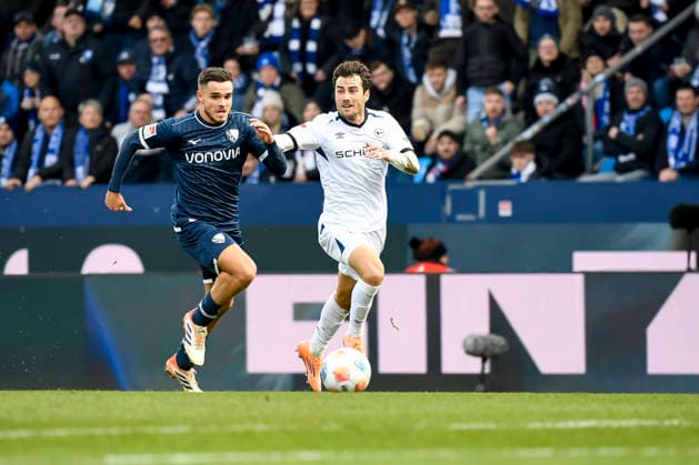 Christopher Lannert Arminia Bielefeld and Kjell Waetjen VfL Bochum battle for the ball during the 2 Bundesliga match between VfL Bochum and Arminia Bielefeld, Vonovia Ruhrstadion on December 06, 2025 in Bochum, Germany, Germany Photo by Max Maiwald DeFodi Images Christopher Lannert Arminia Bielefeld and Kjell Waetjen VfL Bochum battle for the ball during the 2 Bundesliga match between VfL Bochum and Arminia Bielefeld at Vonovia Ruhrstadion on December 6, 2025 in Bochum, Germany Photo by Max Maiwald DeFodi Images DFB DFL REGULATIONS PROHIBIT ANY USE OF PHOTOGRAPHS AS IMAGE SEQUENCES AND OR QUASI VIDEO Photo by Max Maiwald DeFodi Images