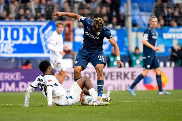 Benjamin Boakye Arminia Bielefeld and Farid Alfa Ruprecht VfL Bochum battle for the ball during the 2 Bundesliga match between VfL Bochum and Arminia Bielefeld, Vonovia Ruhrstadion on December 06, 2025 in Bochum, Germany, Germany Photo by Max Maiwald DeFodi Images Benjamin Boakye Arminia Bielefeld and Farid Alfa Ruprecht VfL Bochum battle for the ball during the 2 Bundesliga match between VfL Bochum and Arminia Bielefeld at Vonovia Ruhrstadion on December 6, 2025 in Bochum, Germany Photo by Max Maiwald DeFodi Images DFB DFL REGULATIONS PROHIBIT ANY USE OF PHOTOGRAPHS AS IMAGE SEQUENCES AND OR QUASI VIDEO Photo by Max Maiwald DeFodi Images