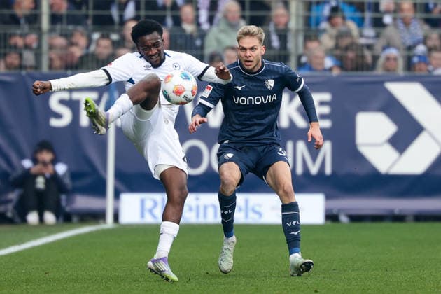 Bochum, Vonovia Ruhrstadion, 06 12 25, GER, Men, 2 Bundesliga, Season 2025 2026, VfL 1848 Bochum Arminia Bielefeld, Benjamin Boakye Arminia Bielefeld and Leandro Morgalla VfL Bochum in a duel, DFB DFL REGULATIONS PROHIBIT ANY USE OF PHOTOGRAPHS AS IMAGE SEQUENCES AND OR QUASI VIDEO Copyright: JoachimxBywaletz xJB-Sportfoto