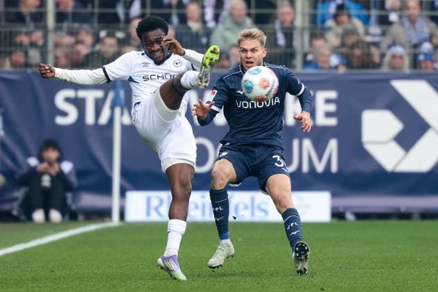 Bochum, Vonovia Ruhrstadion, 06 12 25, GER, Men, 2 Bundesliga, Season 2025 2026, VfL 1848 Bochum Arminia Bielefeld, Benjamin Boakye Arminia Bielefeld and Leandro Morgalla VfL Bochum in a duel, DFB DFL REGULATIONS PROHIBIT ANY USE OF PHOTOGRAPHS AS IMAGE SEQUENCES AND OR QUASI VIDEO Copyright: JoachimxBywaletz xJB-Sportfoto