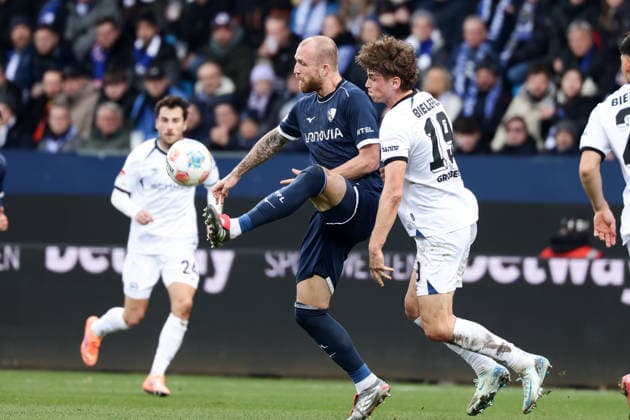 Bochum, Vonovia Ruhrstadion, 06 12 25, GER, Men, 2 Bundesliga, Season 2025 2026, VfL 1848 Bochum Arminia Bielefeld, Philipp Hofmann VfL Bochum and Maximilian Grosser Arminia Bielefeld in a duel, DFB DFL REGULATIONS PROHIBIT ANY USE OF PHOTOGRAPHS AS IMAGE SEQUENCES AND OR QUASI VIDEO Copyright: JoachimxBywaletz xJB-Sportfoto