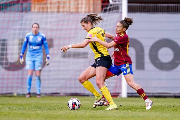 Switzerland AXA Women s Super League, Servette FC ChÃªnois FÃ minin vs BSC YB Women, Stade des Trois Chene, Chene Bourg Geraldine Ess 7 Young Boys left in duel against Elodie Nakkach 66 Servette FC Chenois Feminin Copyright: xDanielaxPorcellix