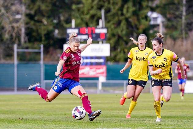 Switzerland AXA Women s Super League, Servette FC Chênois Feminin vs BSC YB Women, Stade des Trois Chene, Chene Bourg Anna Maria Therese Simonsson 17 Servette FC Chenois Feminin in action, on the ball Copyright: xDanielaxPorcellix