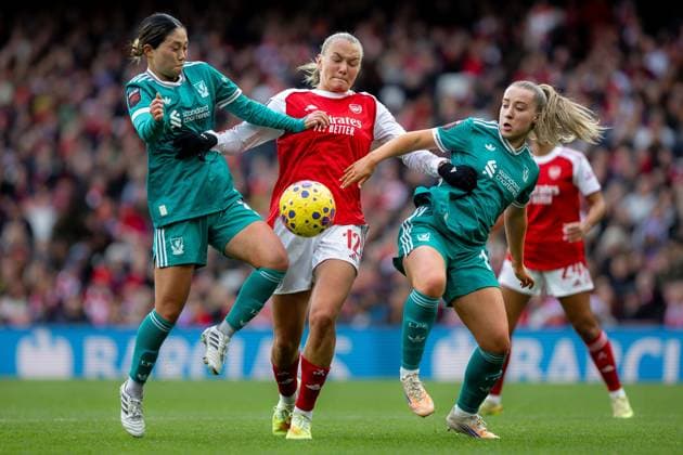 Frida Maanum of Arsenal Women FC gets challenged Arsenal Women FC vs Liverpool FC Women in the Barclays Womens Super League 06 Dec 2025London Emirates Stadium London, England United Kingdom EDITORIAL USE ONLY No use with unauthorised audio, video, data, fixture lists (outside the EU), club league logos or live services. Online in-match use limited to 45 images (+15 in extra time). No use to emulate moving images. No use in betting, games or  Copyright: xIPSxPhotoxAgency Shutterstockx 16029317i