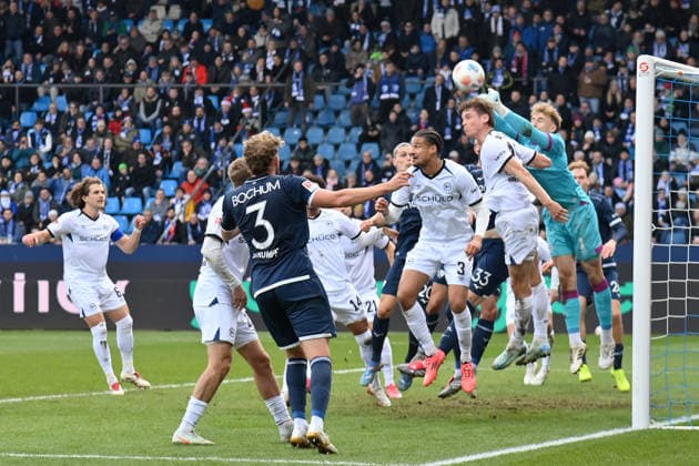 Goalkeeper Jonas Kersken Arminia Bielefeld saves with a fist defense 06 12 2025, Soccer 2 Bundesliga, Season 2025 2026, 15 Matchday, VfL Bochum Arminia Bielefeld DFL regulations prohibit any use of photographs as image sequences and or quasi video Bochum Vonovia Ruhrstadion Nordrhein Westfalen Germany Team2