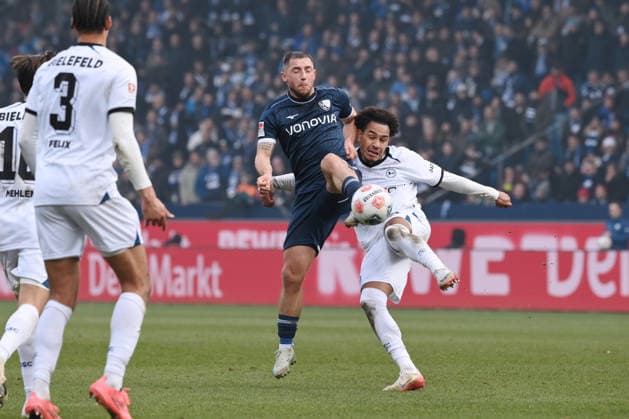 Maximilian Wittek VfL Bochum , Monju Momuluh Arminia Bielefeld , v li 06 12 2025, Fußball 2 Bundesliga, Saison 2025 2026, 15 Spieltag, VfL Bochum Arminia Bielefeld DFL regulations prohibit any use of photographs as image sequences and or quasi video Bochum Vonovia Ruhrstadion Nordrhein Westfalen Germany Team2