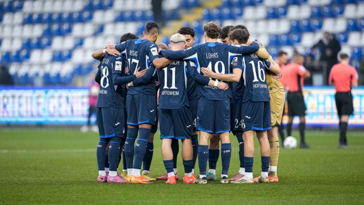 TSG 1899 Hoffenheim II U23 players swear in with a team circle before kick-off, circle, team circle, concentration, camaraderie, speech, motivation, 06 12 2025, Sinsheim Germany , Football, 3 Liga, TSG 1899 Hoffenheim II SSV Jahn Regensburg, DFB DFL REGULATIONS PROHIBIT ANY USE OF PHOTOGRAPHS AS IMAGE SEQUENCES AND OR QUASI VIDEO xozx