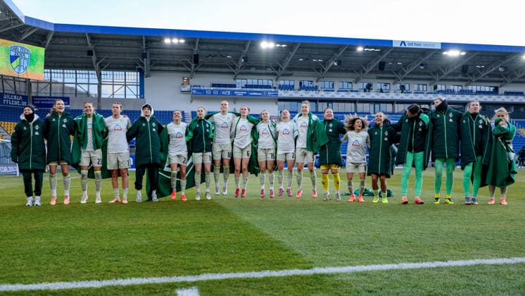SV Werder Bremen players celebrating the victory, happy about the game won, thanking the fans and spectators for their support, THE DFB REGULATIONS PROHIBIT ANY USE OF PHOTOGRAPHS AS IMAGE SEQUENCES AND OR QUASI VIDEO , 06 12 2025, Jena Germany , Football, Google Pixel Womens Bundesliga, FC Carl Zeiss Jena SV Werder Bremen xobx