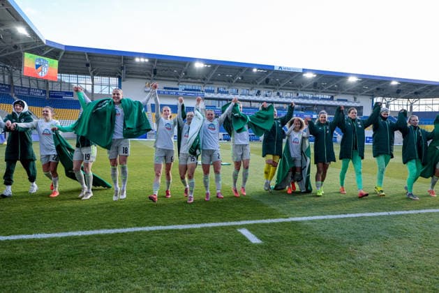 SV Werder Bremen players celebrating the victory, happy about the game won, thanking the fans and spectators for their support, THE DFB REGULATIONS PROHIBIT ANY USE OF PHOTOGRAPHS AS IMAGE SEQUENCES AND OR QUASI VIDEO , 06 12 2025, Jena Germany , Football, Google Pixel Womens Bundesliga, FC Carl Zeiss Jena SV Werder Bremen xobx