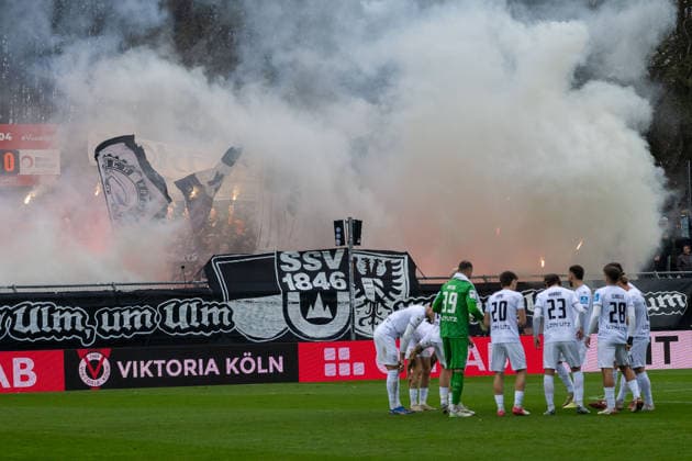06 12 25, Soccer 3 Liga, Season 2025 2026, Matchday 17, Viktoria Koeln SSV Ulm 1846 at Sportpark Hoehenberg The Ulm fans will be using their pyrotechnics before the match Important note According to the regulations of the DFL German Football League and the DFB German Football Association, it is prohibited to use or have used photographs taken in the stadium and or of the match in the form of sequential images and or video-like photo series Photo Kirchner Media Thomas Haesler Copyright: xKirchner-Media ThomasxHaeslerx
