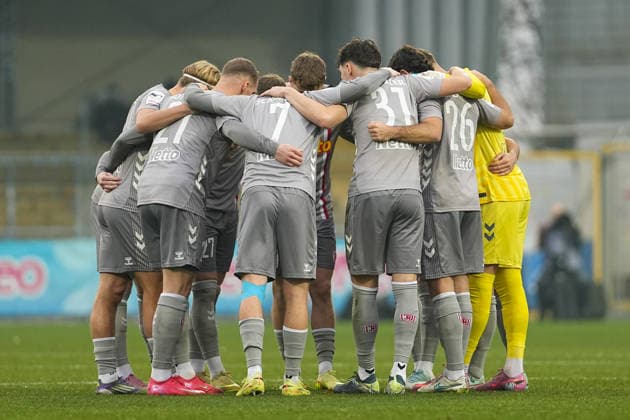 Soccer 3 Liga, Matchday 17, TSG Hoffenheim II Jahn Regensburg on 06 12 2025 in Sinsheim Dietmar Hopp Stadion , Germany, Season 2025 2026 DFB DFL REGULATIONS PROHIBIT ANY USE OF PHOTOGRAPHS as IMAGE SEQUENCES and or QUASI VIDEO Team circle before the match of SSV Jahn Sinsheim Dietmar Hopp Stadion Germany Copyright: xChristophxKinzingerx