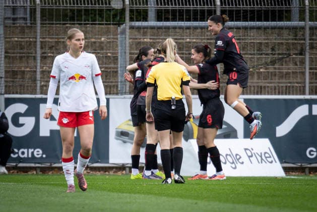 Womens Soccer Bundesliga Bayer 04 Leverkusen RB Leipzig, 06 12 2025 Goal celebration Loreen Bender Bayer 04 Leverkusen, 19 scores after 2 minutes to 1 0 Bayer 04 Leverkusen RB Leipzig on matchday 12 of the Google Pixel Womens Bundesliga on 06 12 2025 at Ulrich Haberland Stadium in Leverkusen North Rhine-Westphalia DFL REGULATIONS PROHIBIT ANY USE OF PHOTOGRAPHS AS IMAGE SEQUENCES AND OR QUASI VIDEO Copyright: xBEAUTIFULxSPORTS AxelxKohringx