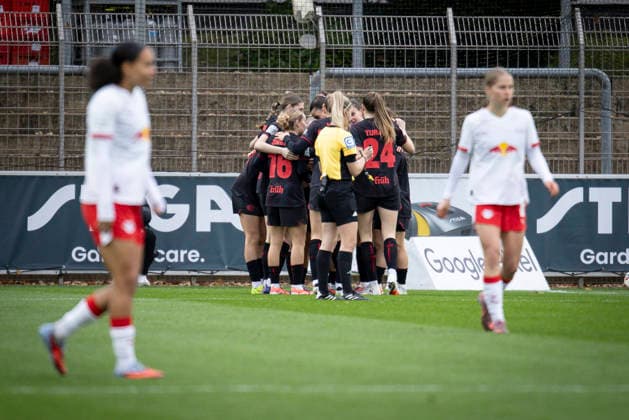 Womens Soccer Bundesliga Bayer 04 Leverkusen RB Leipzig, 06 12 2025 Goal celebration Loreen Bender Bayer 04 Leverkusen, 19 scores after 2 minutes to 1 0 Bayer 04 Leverkusen RB Leipzig on matchday 12 of the Google Pixel Womens Bundesliga on 06 12 2025 at Ulrich Haberland Stadium in Leverkusen North Rhine-Westphalia DFL REGULATIONS PROHIBIT ANY USE OF PHOTOGRAPHS AS IMAGE SEQUENCES AND OR QUASI VIDEO Copyright: xBEAUTIFULxSPORTS AxelxKohringx