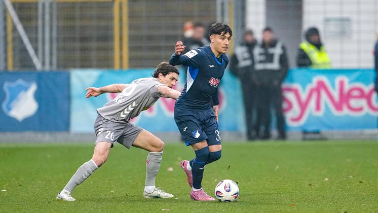 v li Benedikt Bauer Regensburg, 26 , Deniz Zeitler TSG II, 38 , duel, duel, tackle, tackling, dynamics, action, action, 06 12 2025, Sinsheim Germany , Football, 3 Liga, TSG 1899 Hoffenheim II SSV Jahn Regensburg, DFB DFL REGULATIONS PROHIBIT ANY USE OF PHOTOGRAPHS AS IMAGE SEQUENCES AND OR QUASI VIDEO xozx