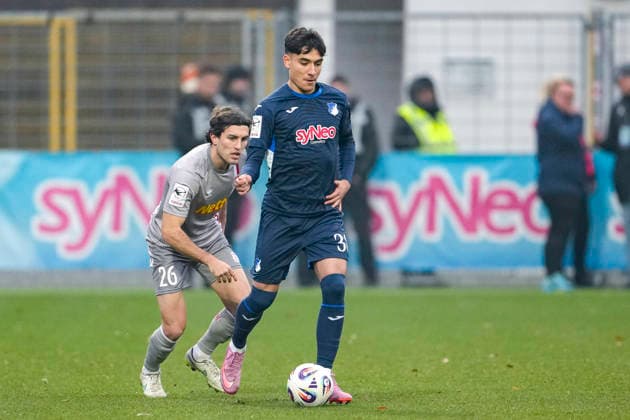 v li Benedikt Bauer Regensburg, 26 , Deniz Zeitler TSG II, 38 , duel, duel, tackle, tackling, dynamics, action, action, 06 12 2025, Sinsheim Germany , Football, 3 Liga, TSG 1899 Hoffenheim II SSV Jahn Regensburg, DFB DFL REGULATIONS PROHIBIT ANY USE OF PHOTOGRAPHS AS IMAGE SEQUENCES AND OR QUASI VIDEO xozx