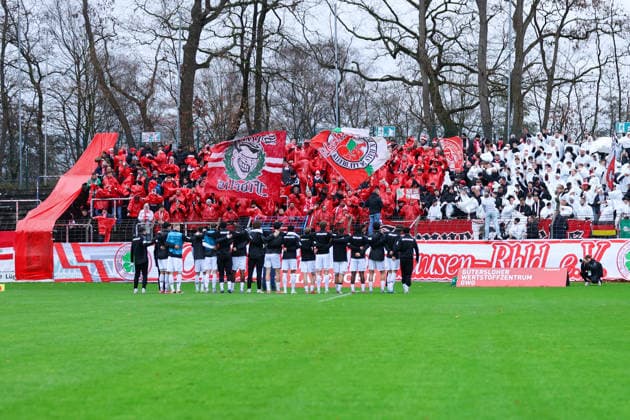 06 12 2025, xKWIx, Football, Regionalliga West, FC Gütersloh RW Oberhausen, Ohlendorf Stadion im Heidewald Oberhausen Fans in the block with choreo and the players arm in arm in front of the block Photo xKamilxWilkowskixPressefotoKochx NRW Germany