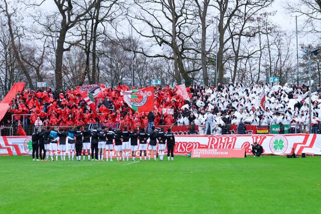 06 12 2025, xKWIx, Football, Regionalliga West, FC Gütersloh RW Oberhausen, Ohlendorf Stadion im Heidewald Oberhausen Fans in the block with choreo and the players arm in arm in front of the block Photo xKamilxWilkowskixPressefotoKochx NRW Germany