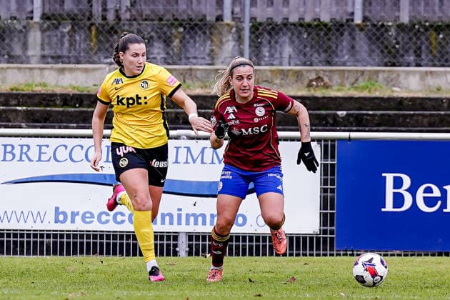 Switzerland AXA Women s Super League, Servette FC ChÃªnois FÃ minin vs BSC YB Women, Stade des Trois Chene, Chene Bourg Maria Jimenez Gutierrez 4 Young Boys in duel against Gloria Marinelli 9 Servette FC Chenois Feminin Copyright: xDanielaxPorcellix