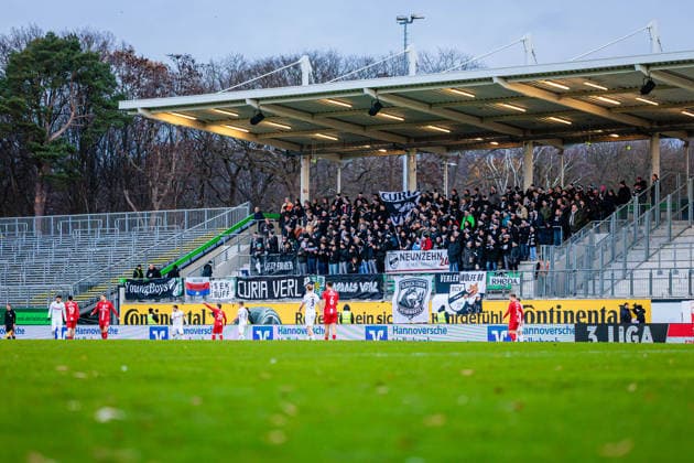 Fanblock des SC Verl GER, TSV Havelse 1912 vs SC Verl, Football, 3 Liga, 17 Spieltag, Spielzeit 2025 2026, 06 12 2025 DFL Regulations prohibit any use of photographers as image sequences and or quasi video GER, TSV Havelse 1912 vs SC Verl, Football, 3 Liga, 17 Spieltag, Spielzeit 2025 2026, 06 12 2025 Hannover Copyright: xEibner-Pressefoto JanxRollingerx EP_JSK