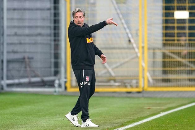 Michael Wimmer coach, head coach, Regensburg , gives instructions, gestures, gesticulates with arms, cropped image, full body, single image, single photo, action, action, on the sidelines, 06 12 2025, Sinsheim Germany , Football, 3 Liga, TSG 1899 Hoffenheim II SSV Jahn Regensburg, DFB DFL REGULATIONS PROHIBIT ANY USE OF PHOTOGRAPHS AS IMAGE SEQUENCES AND OR QUASI VIDEO xozx