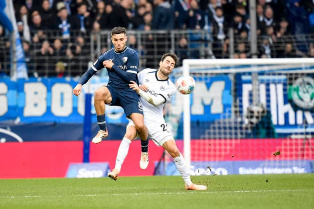 Kjell Waetjen VfL Bochum and Christopher Lannert Arminia Bielefeld battle for the ball during the 2 Bundesliga match between VfL Bochum and Arminia Bielefeld, Vonovia Ruhrstadion on December 06, 2025 in Bochum, Germany, Germany Photo by Max Maiwald DeFodi Images Kjell Waetjen VfL Bochum and Christopher Lannert Arminia Bielefeld battle for the ball during the 2 Bundesliga match between VfL Bochum and Arminia Bielefeld at Vonovia Ruhrstadion on December 6, 2025 in Bochum, Germany Photo by Max Maiwald DeFodi Images DFB DFL REGULATIONS PROHIBIT ANY USE OF PHOTOGRAPHS AS IMAGE SEQUENCES AND OR QUASI VIDEO Photo by Max Maiwald DeFodi Images