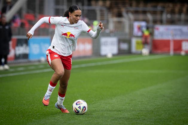 Womens Soccer Bundesliga Bayer 04 Leverkusen RB Leipzig, 06 12 2025 Lisa Baum RB Leipzig, 11 Bayer 04 Leverkusen RB Leipzig on matchday 12 of the Google Pixel Womens Bundesliga on 06 12 2025 at the Ulrich Haberland Stadium in Leverkusen North Rhine-Westphalia DFL REGULATIONS PROHIBIT ANY USE OF PHOTOGRAPHS AS IMAGE SEQUENCES AND OR QUASI VIDEO Copyright: xBEAUTIFULxSPORTS AxelxKohringx