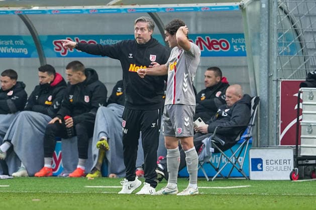 Soccer 3 Liga, Matchday 17, TSG Hoffenheim II Jahn Regensburg on 06 12 2025 in Sinsheim Dietmar Hopp Stadion , Germany, Season 2025 2026 DFB DFL REGULATIONS PROHIBIT ANY USE OF PHOTOGRAPHS as IMAGE SEQUENCES and or QUASI VIDEO Michael Wimmer Head coach SSV gives Benedikt Bauer 26, SSV instructions Sinsheim Dietmar Hopp Stadion Germany Copyright: xChristophxKinzingerx