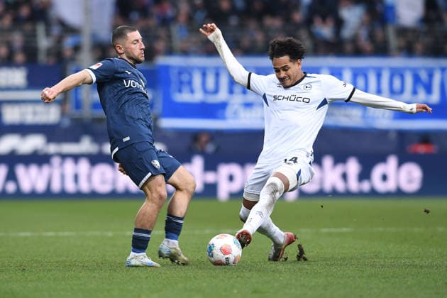 Soccer 2 Bundesliga 15 Matchday VfL Bochum DSC Arminia Bielefeld on 06 12 2025 at Vonovia Ruhrstadion in Bochum Maximilian Wittek Bochum , left Monju Momuluh Bielefeld , right DFL regulations prohibit any use of photographs as image sequences and or quasi video xRx