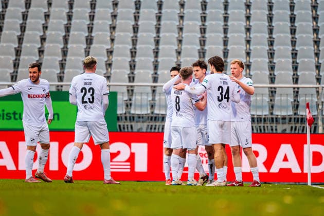 The SC Verl team celebrates after Martin Ens SC Verl, 05 GER, TSV Havelse 1912 vs SC Verl, Football, 3 Liga, Matchday 17, Match 2025 2026, 06 12 2025 DFL Regulations prohibit any use of photographers as image sequences and or quasi video GER, TSV Havelse 1912 vs SC Verl, Football, 3 Liga, Matchday 17, Match 2025 2026, 06 12 2025 Hannover Copyright: xEibner-Pressefoto JanxRollingerx EP_JSK