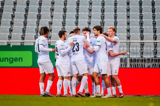 The SC Verl team celebrates after Martin Ens SC Verl, 05 GER, TSV Havelse 1912 vs SC Verl, Football, 3 Liga, Matchday 17, Match 2025 2026, 06 12 2025 DFL Regulations prohibit any use of photographers as image sequences and or quasi video GER, TSV Havelse 1912 vs SC Verl, Football, 3 Liga, Matchday 17, Match 2025 2026, 06 12 2025 Hannover Copyright: xEibner-Pressefoto JanxRollingerx EP_JSK
