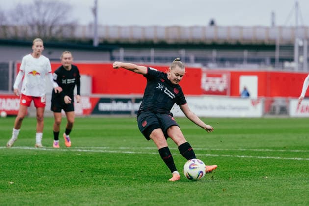 06 12 25, Women, Football, Google Pixel Womens Bundesliga, Season 2025 2026, Bayer 04 Leverkusen RB Leipzig, Matchday 12 Vanessa Fudalla 21 Bayer 04 Leverkusen Penalty kick for 3 0 goal Leverkusen Ulrich Haberland Stadion NRW Germany