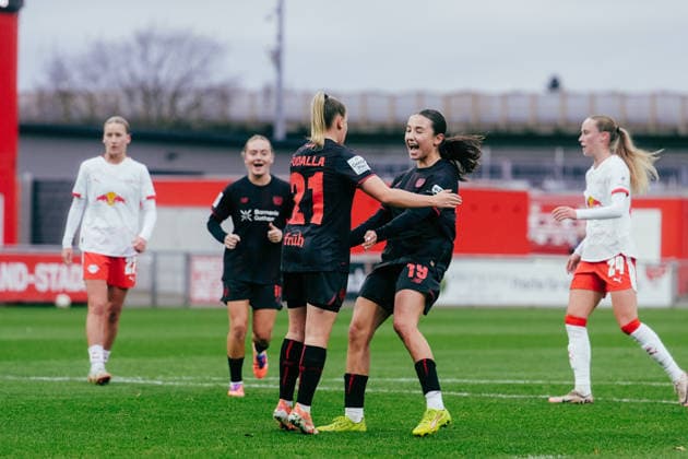 06.12.25, Frauen, Fussball, Google Pixel Frauen Bundesliga, Saison 2025 2026, Bayer 04 Leverkusen - RB Leipzig, 12. Spieltag Vanessa Fudalla ( 21 - Bayer 04 Leverkusen) Jubel über Elfmeter Tor zum 3:0 mit Loreen Bender ( 19 - Bayer 04 Leverkusen) Leverkusen Ulrich-Haberland-Stadion NRW Deutschland