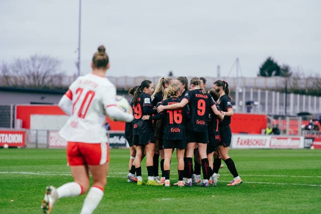 06 12 25, Women, Soccer, Google Pixel Womens Bundesliga, Season 2025 2026, Bayer 04 Leverkusen RB Leipzig, Matchday 12 Vanessa Fudalla 21 Bayer 04 Leverkusen celebrating penalty kick goal for 3 0 with Team Leverkusen Ulrich Haberland Stadion NRW Germany