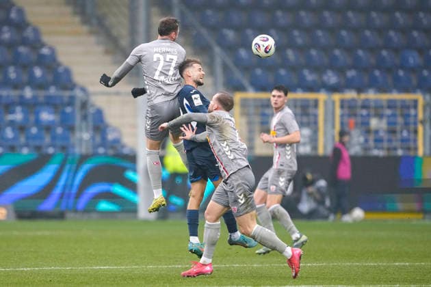 from left Lucas Hermes Regensburg, 27 , Luka Djuric Duric, TSG II, 10 , Eric Hottmann Regensburg, 21 , header, header duel, game scene, duel in the air, action, action, 06 12 2025, Sinsheim Germany , Soccer, 3 Liga, TSG 1899 Hoffenheim II SSV Jahn Regensburg, DFB DFL REGULATIONS PROHIBIT ANY USE OF PHOTOGRAPHS AS IMAGE SEQUENCES AND OR QUASI VIDEO xozx
