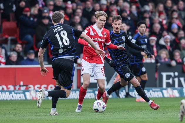 Sport, Football, 3 Liga Season 2025 2026 17 Matchday FC Energie Cottbus MSV Duisburg 06 12 2025, LEAG Energie Stadion Steffen Meuer MSV Duisburg, 18 Lukas Michelbrink FC Energie Cottbus, 8 Christian Viet MSV Duisburg, 10 Cottbus LEAG Energie Stadion Brandenburg Germany
