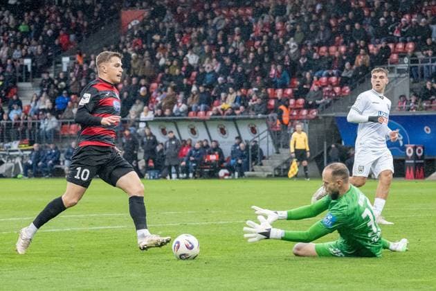 06 12 25, Soccer 3 Liga, Season 2025 2026, Matchday 17, Viktoria Koeln SSV Ulm 1846 at Sportpark Hoehenberg Christian Ortag SSV Ulm 1846, 39 gets to the ball before David Otto Viktoria Koeln, 10 Important note According to the regulations of the DFL German Football League and the DFB German Football Association, it is prohibited, to utilize or have utilized photographs taken in the stadium and or of the match in the form of sequential images and or video-like photo series Foto Kirchner Media Thomas Haesler Copyright: xKirchner-Media ThomasxHaeslerx