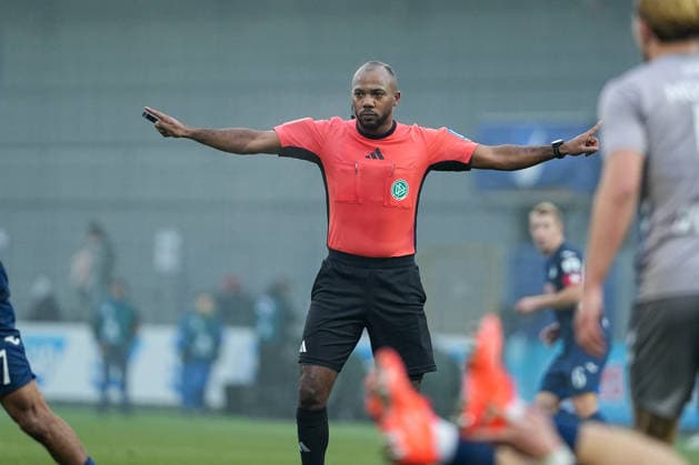 Soccer 3 Liga, Matchday 17, TSG Hoffenheim II Jahn Regensburg on 06 12 2025 in Sinsheim Dietmar Hopp Stadion , Germany, Season 2025 2026 DFB DFL REGULATIONS PROHIBIT ANY USE OF PHOTOGRAPHS as IMAGE SEQUENCES and or QUASI VIDEO In Focus Jonah Besong Referee Sinsheim Dietmar Hopp Stadion Germany Copyright: xChristophxKinzingerx
