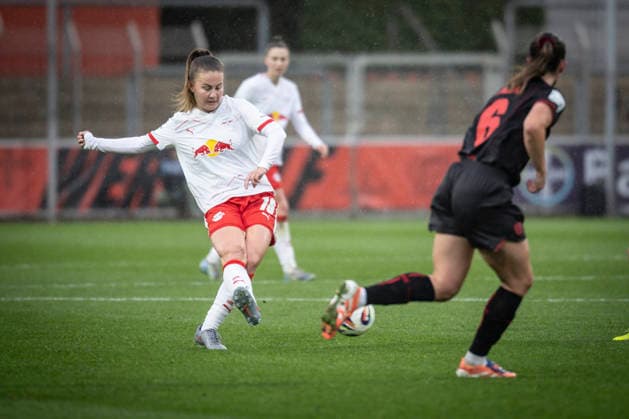 Womens Soccer Bundesliga Bayer 04 Leverkusen RB Leipzig, 06 12 2025 Annabel Schasching RB Leipzig, 16 Bayer 04 Leverkusen RB Leipzig on matchday 12 of the Google Pixel Womens Bundesliga on 06 12 2025 at the Ulrich Haberland Stadium in Leverkusen North Rhine-Westphalia DFL REGULATIONS PROHIBIT ANY USE OF PHOTOGRAPHS AS IMAGE SEQUENCES AND OR QUASI VIDEO Copyright: xBEAUTIFULxSPORTS AxelxKohringx