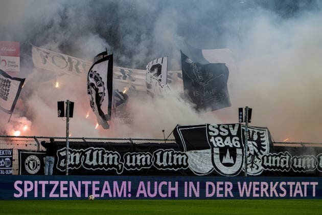 3 Soccer Bundesliga Viktoria Köln SSV Ulm 1846 Fußball, 17 Spieltag, am 06 12 2025 The fans of SSV Ulm 1846 pack the stadium in a cloud of smoke 3 Soccer Bundesliga Viktoria Köln SSV Ulm 1846 Fußball, 17 Spieltag, am 06 12 2025, Sportpark Höhenberg DFB REGULATIONS PROHIBIT ANY USE OF PHOTOGRAPHS AS IMAGE SEQUENCES AND OR QUASI VIDEO Copyright: xBEAUTIFULxSPORTS Erlhofx
