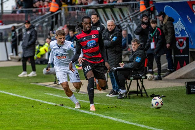 3 Fussball Bundesliga Viktoria Köln SSV Ulm 1846 Fußball, 17 Spieltag, am 06 12 2025 Max Scholze SSV Ulm 1846, 28 , Yannick Tonye Viktoria Köln, 30 , 3 Fussball Bundesliga Viktoria Köln SSV Ulm 1846 Fußball, 17 Spieltag, am 06 12 2025, Sportpark Höhenberg DFB REGULATIONS PROHIBIT ANY USE OF PHOTOGRAPHS AS IMAGE SEQUENCES AND OR QUASI VIDEO Copyright: xBEAUTIFULxSPORTS Erlhofx