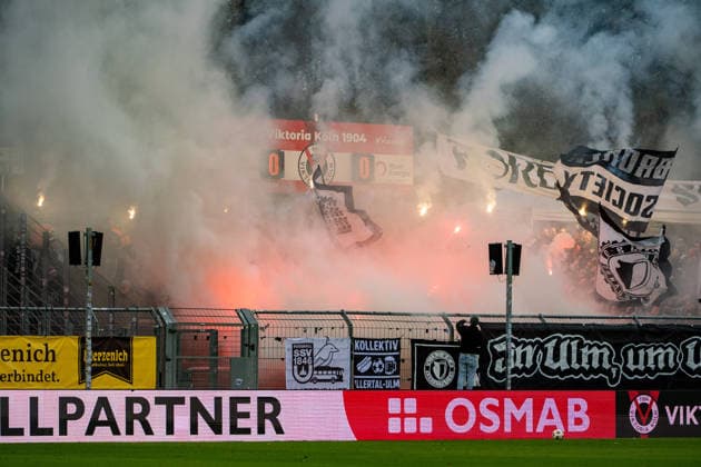 3 Soccer Bundesliga Viktoria Köln SSV Ulm 1846 Fußball, 17 Spieltag, am 06 12 2025 The fans of SSV Ulm 1846 pack the stadium in a cloud of smoke 3 Soccer Bundesliga Viktoria Köln SSV Ulm 1846 Fußball, 17 Spieltag, am 06 12 2025, Sportpark Höhenberg DFB REGULATIONS PROHIBIT ANY USE OF PHOTOGRAPHS AS IMAGE SEQUENCES AND OR QUASI VIDEO Copyright: xBEAUTIFULxSPORTS Erlhofx