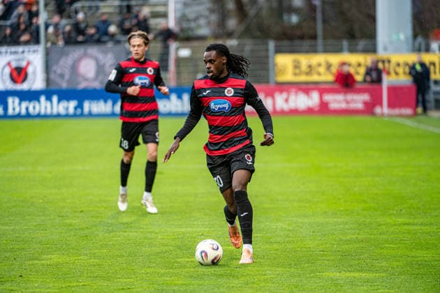 3 Fussball Bundesliga Viktoria Köln SSV Ulm 1846 Fußball, 17 Spieltag, am 06 12 2025 Tim Kloss Viktoria Köln, 18 , Yannick Tonye Viktoria Köln, 30 , 3 Fussball Bundesliga Viktoria Köln SSV Ulm 1846 Fußball, 17 Spieltag, am 06 12 2025, Sportpark Höhenberg DFB REGULATIONS PROHIBIT ANY USE OF PHOTOGRAPHS AS IMAGE SEQUENCES AND OR QUASI VIDEO Copyright: xBEAUTIFULxSPORTS Erlhofx