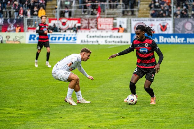 3 Fussball Bundesliga Viktoria Köln SSV Ulm 1846 Fußball, 17 Spieltag, am 06 12 2025 Max Scholze SSV Ulm 1846, 28 , Yannick Tonye Viktoria Köln, 30 , 3 Fussball Bundesliga Viktoria Köln SSV Ulm 1846 Fußball, 17 Spieltag, am 06 12 2025, Sportpark Höhenberg DFB REGULATIONS PROHIBIT ANY USE OF PHOTOGRAPHS AS IMAGE SEQUENCES AND OR QUASI VIDEO Copyright: xBEAUTIFULxSPORTS Erlhofx
