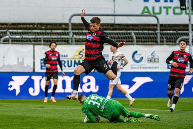 3 Soccer Bundesliga Viktoria Köln SSV Ulm 1846 Fußball, 17 Spieltag, am 06 12 2025 Leonhard Münster Viktoria Köln, 5 , Christian Ortag SSV Ulm 1846, 39 , 3 Soccer Bundesliga Viktoria Köln SSV Ulm 1846 Fußball, 17 Spieltag, am 06 12 2025, Sportpark Höhenberg DFB REGULATIONS PROHIBIT ANY USE OF PHOTOGRAPHS AS IMAGE SEQUENCES AND OR QUASI VIDEO Copyright: xBEAUTIFULxSPORTS Erlhofx