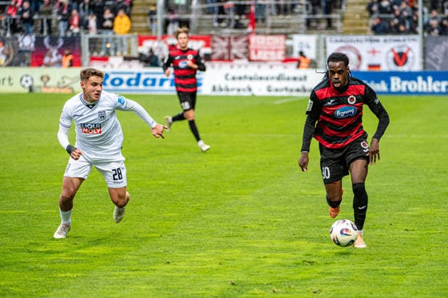 3 Fussball Bundesliga Viktoria Köln SSV Ulm 1846 Fußball, 17 Spieltag, am 06 12 2025 Max Scholze SSV Ulm 1846, 28 , Yannick Tonye Viktoria Köln, 30 , 3 Fussball Bundesliga Viktoria Köln SSV Ulm 1846 Fußball, 17 Spieltag, am 06 12 2025, Sportpark Höhenberg DFB REGULATIONS PROHIBIT ANY USE OF PHOTOGRAPHS AS IMAGE SEQUENCES AND OR QUASI VIDEO Copyright: xBEAUTIFULxSPORTS Erlhofx