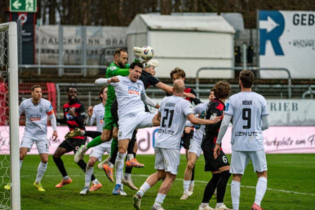 3 Soccer Bundesliga Viktoria Köln SSV Ulm 1846 Soccer, 17 Matchday, on 06 12 2025 Jan Boller SSV Ulm 1846, 34 , Marcel Seegert SSV Ulm 1846, 21 , Lucas Röser SSV Ulm 1846, 9 , 3 Soccer Bundesliga Viktoria Köln SSV Ulm 1846 Soccer, 17 Matchday, on 06 12 2025, Sportpark Höhenberg DFB REGULATIONS PROHIBIT ANY USE OF PHOTOGRAPHS AS IMAGE SEQUENCES AND OR QUASI VIDEO Copyright: xBEAUTIFULxSPORTS Erlhofx
