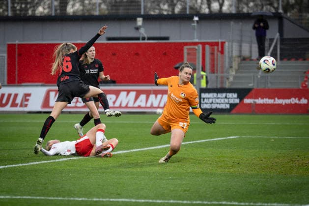 Womens Soccer Bundesliga Bayer 04 Leverkusen RB Leipzig, 06 12 2025 Friederike Repohl Bayer 04 Leverkusen, 27 must not intervene Bayer 04 Leverkusen RB Leipzig on matchday 12 of the Google Pixel Womens Bundesliga on 06 12 2025 at the Ulrich Haberland Stadium in Leverkusen North Rhine-Westphalia DFL REGULATIONS PROHIBIT ANY USE OF PHOTOGRAPHS AS IMAGE SEQUENCES AND OR QUASI VIDEO Copyright: xBEAUTIFULxSPORTS AxelxKohringx