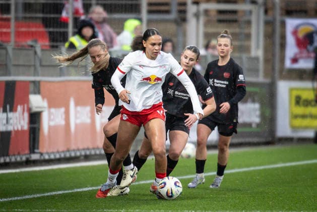 Womens Soccer Bundesliga Bayer 04 Leverkusen RB Leipzig, 06 12 2025 Lisa Baum RB Leipzig, 11 vs Juliette Vidal Bayer 04 Leverkusen, 56 , Katharina Piljic Bayer 04 Leverkusen, 6 , Kristin Kögel Bayer 04 Leverkusen, 11 Bayer 04 Leverkusen RB Leipzig on matchday 12 of the Google Pixel Womens Bundesliga on 06 12 2025 at Ulrich Haberland Stadium in Leverkusen North Rhine-Westphalia DFL REGULATIONS PROHIBIT ANY USE OF PHOTOGRAPHS AS IMAGE SEQUENCES AND OR QUASI VIDEO Copyright: xBEAUTIFULxSPORTS AxelxKohringx