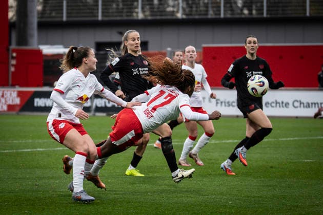 Womens Soccer Bundesliga Bayer 04 Leverkusen RB Leipzig, 06 12 2025 Delice Boboy RB Leipzig, 17 at the flying header Bayer 04 Leverkusen RB Leipzig on matchday 12 of the Google Pixel Womens Bundesliga on 06 12 2025 at Ulrich Haberland Stadium in Leverkusen North Rhine-Westphalia DFL REGULATIONS PROHIBIT ANY USE OF PHOTOGRAPHS AS IMAGE SEQUENCES AND OR QUASI VIDEO Copyright: xBEAUTIFULxSPORTS AxelxKohringx