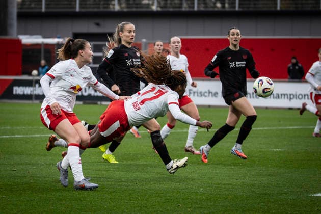 Womens soccer Bundesliga Bayer 04 Leverkusen RB Leipzig, 06 12 2025 Delice Boboy RB Leipzig, 17 at the flying header, behind Juliette Vidal Bayer 04 Leverkusen, 56 and Selina Ostermeier Bayer 04 Leverkusen, 2 Bayer 04 Leverkusen RB Leipzig on matchday 12 of the Google Pixel Womens Bundesliga on 06 12 2025 at Ulrich Haberland Stadium in Leverkusen North Rhine-Westphalia DFL REGULATIONS PROHIBIT ANY USE OF PHOTOGRAPHS AS IMAGE SEQUENCES AND OR QUASI VIDEO Copyright: xBEAUTIFULxSPORTS AxelxKohringx